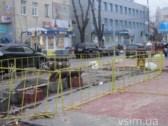 На Проскурівській комунальники знову взялись викладати плитку, фото №6 на сайті vsim.ua