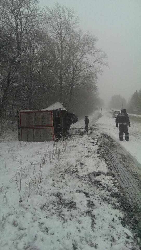 Ще одна вантажівка перекинулась - вже п'ята ДТП на Вінниччині за півдня (ФОТО) на сайті 20minut.ua Ще одна вантажівка перекинулась - вже п'ята ДТП на Вінниччині за півдня (ФОТО), фото №1 на сайті 20minut.ua