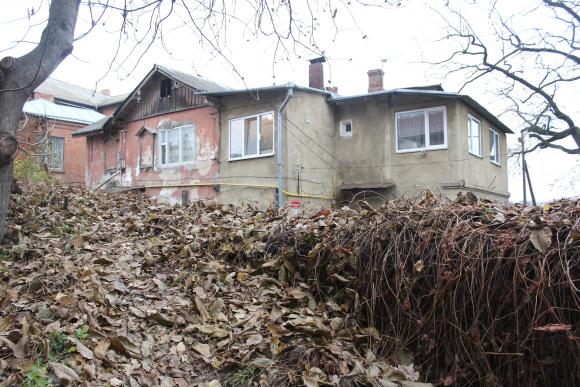 Стіна на Оводова може впасти та знести дім. ЖЕК обіцяє її відремонтувати, фото №3 на сайті 20minut.ua