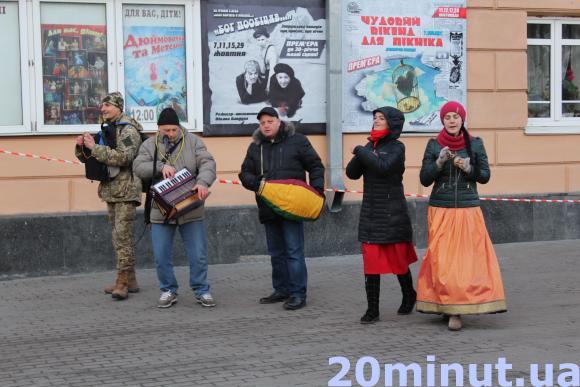 Танцюючі крішнаїти на Театральній: «Ми даруємо людям щастя» (ВІДЕО ДНЯ), фото №1 на сайті 20minut.ua