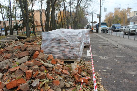 У парку ламають огорожу. Біля Літнього театру розвалили підмурок, фото №1 на сайті 20minut.ua