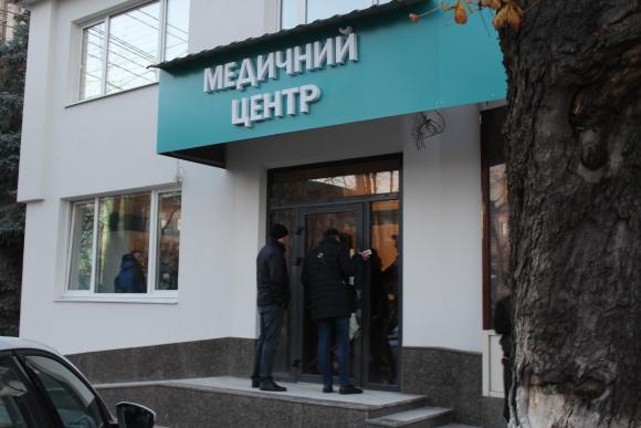 В «Медівіні» 20 молодиків захопили приміщення та побили арматурою охоронця, фото №3 на сайті 20minut.ua