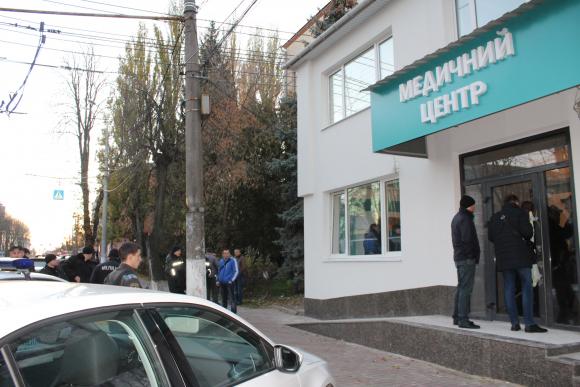 В «Медівіні» 20 молодиків захопили приміщення та побили арматурою охоронця, фото №4 на сайті 20minut.ua