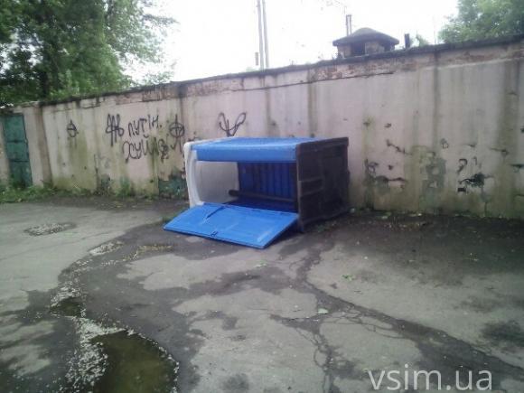В парку Франка під туалет за мільйон зрізали дерева, фото №1 на сайті vsim.ua