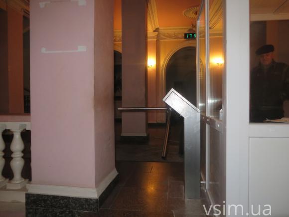 Відгородились турнікетом. До посадовців ОДА і облради без документів не пускають, фото №1 на сайті vsim.ua