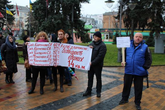 Вінничани під міською радою: «Ми не раби», «Наше житло продали сепаратисту», фото №1 на сайті 20minut.ua