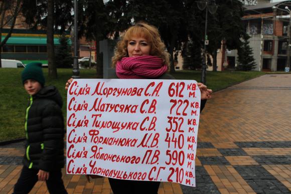 Вінничани під міською радою: «Ми не раби», «Наше житло продали сепаратисту», фото №2 на сайті 20minut.ua