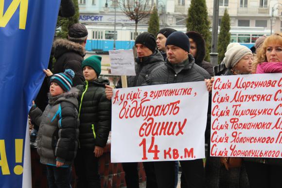 Вінничани під міською радою: «Ми не раби», «Наше житло продали сепаратисту», фото №3 на сайті 20minut.ua