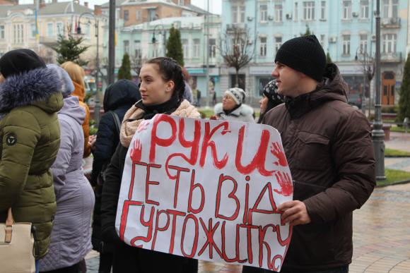 Вінничани під міською радою: «Ми не раби», «Наше житло продали сепаратисту», фото №4 на сайті 20minut.ua