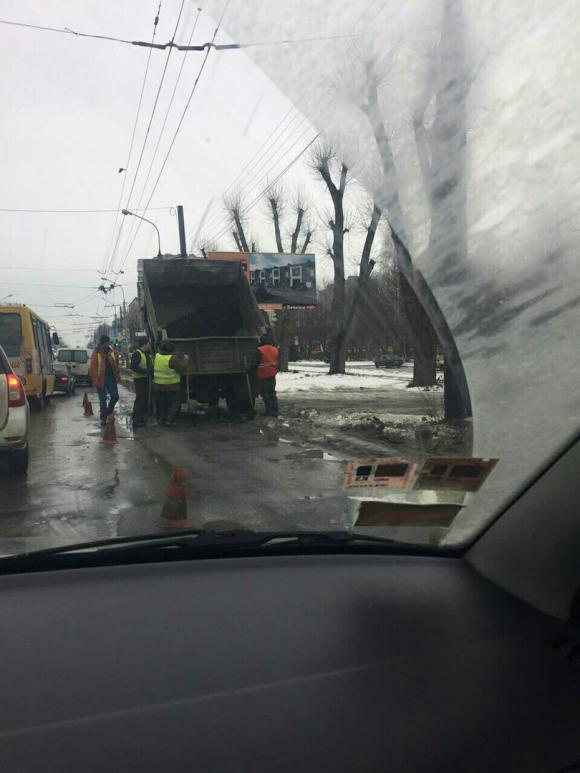 Асфальт кладуть в калюжу і ногами трамбують. Роз'яснення від управління ЖКГ (ОНОВЛЕНО), фото №1 на сайті 20minut.ua