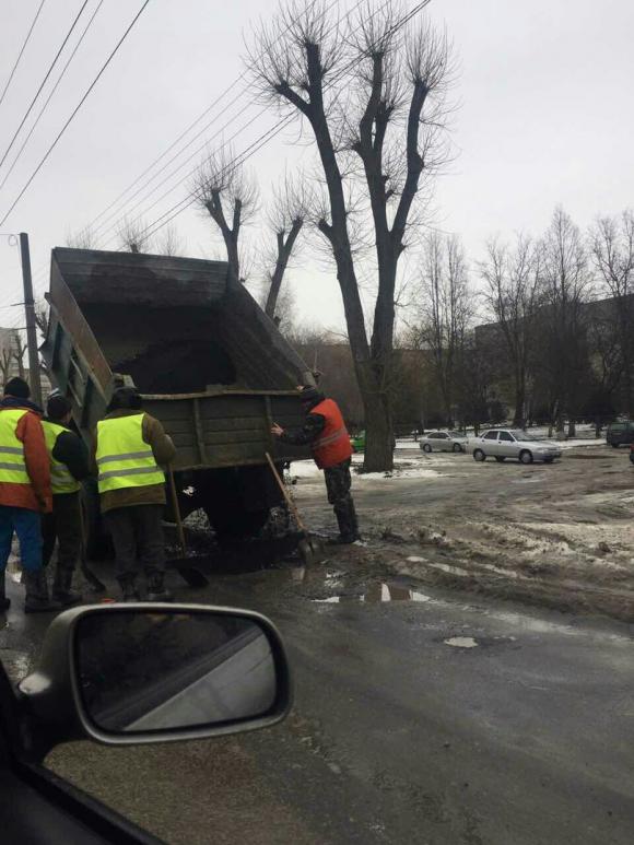 Асфальт кладуть в калюжу і ногами трамбують. Роз'яснення від управління ЖКГ (ОНОВЛЕНО), фото №2 на сайті 20minut.ua