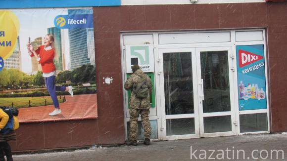 Біля банкоматів ПриватБанку в місті — повний штиль, фото №1 на сайті 20minut.ua