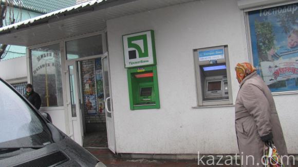 Біля банкоматів ПриватБанку в місті — повний штиль, фото №2 на сайті 20minut.ua