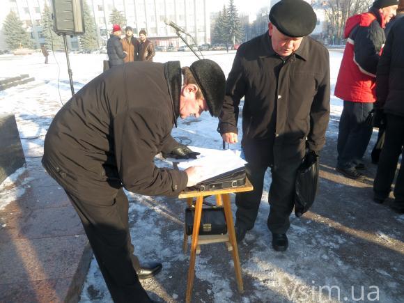Дві сотні пенсіонерів ОВС мітингують на майдані у Хмельницькому, фото №4 на сайті vsim.ua