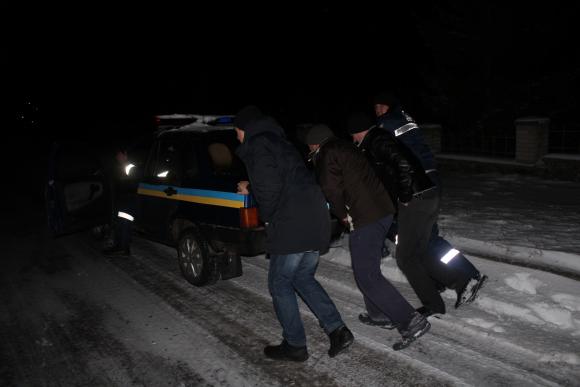 Фото дня: активісти, даівці та п'яний водій штовхали машину ДПС, яка не заводилася, фото №1 на сайті 20minut.ua