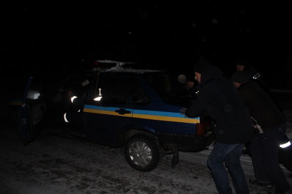 Фото дня: активісти, даівці та п'яний водій штовхали машину ДПС, яка не заводилася, фото №2 на сайті 20minut.ua