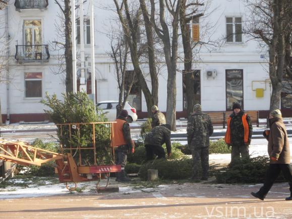 Фото дня: біля кінотеатру Шевченка встановили 14-метрову новорічну ялинку, фото №1 на сайті vsim.ua