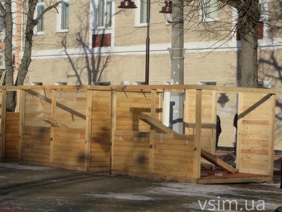 Фото дня: біля кінотеатру Шевченка встановили 14-метрову новорічну ялинку, фото №3 на сайті vsim.ua