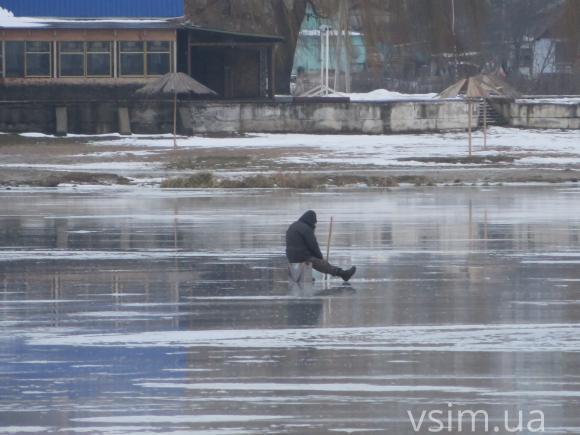 Фото дня: крига на Південному Бузі тане, а хмельничани продовжують ловити рибу, фото №1 на сайті vsim.ua