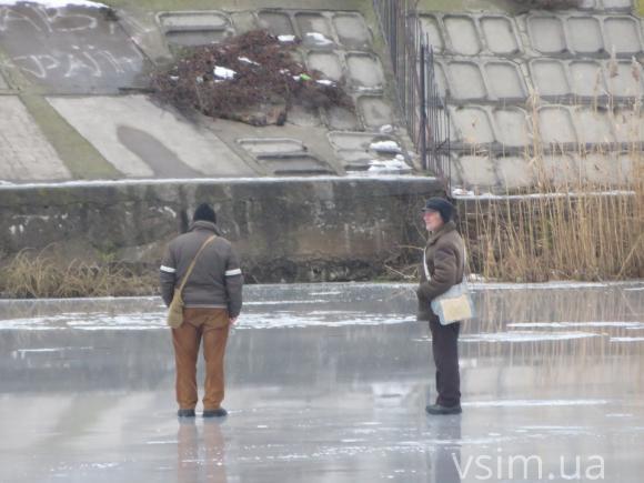 Фото дня: крига на Південному Бузі тане, а хмельничани продовжують ловити рибу, фото №4 на сайті vsim.ua