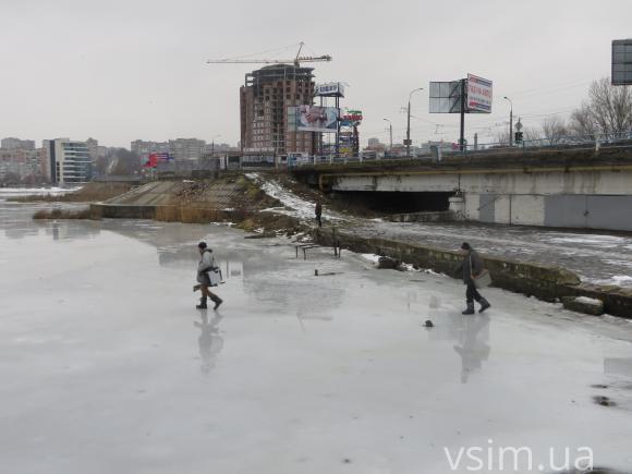 Фото дня: крига на Південному Бузі тане, а хмельничани продовжують ловити рибу, фото №5 на сайті vsim.ua