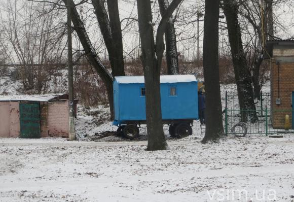 Фото дня: в парку Франка облаштовують місце для нового туалету, фото №1 на сайті vsim.ua