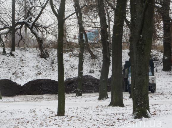 Фото дня: в парку Франка облаштовують місце для нового туалету, фото №2 на сайті vsim.ua