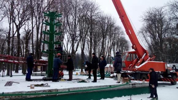 Кінець епохи: Головну ялинку міста відправляють на металобрухт. Ставлять нову, фото №7 на сайті 20minut.ua