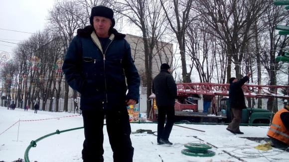 Кінець епохи: Головну ялинку міста відправляють на металобрухт. Ставлять нову, фото №8 на сайті 20minut.ua
