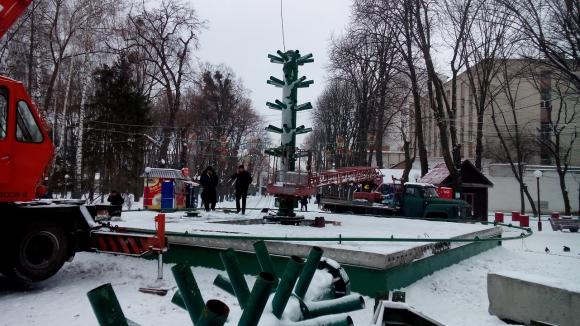 Кінець епохи: Головну ялинку міста відправляють на металобрухт. Ставлять нову, фото №9 на сайті 20minut.ua