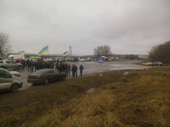 Колишні міліціонери перекрили дорогу, бо хочуть законної пенсії 5000-9000 грн, фото №1 на сайті 20minut.ua