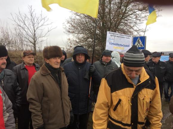 Колишні міліціонери перекрили дорогу, бо хочуть законної пенсії 5000-9000 грн, фото №3 на сайті 20minut.ua