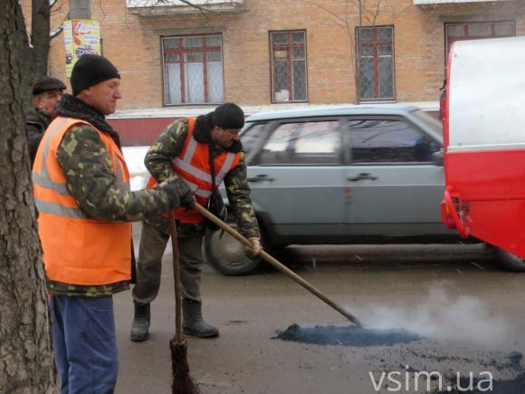 Комунальники латають Кам’янецьку під снігом в "годину пік", фото №3 на сайті vsim.ua
