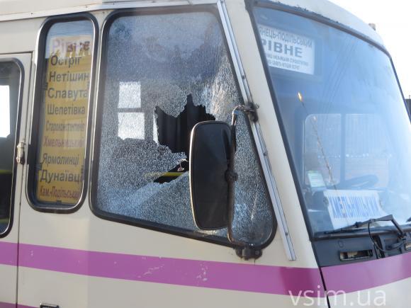На Кам'янецькій рейсовий автобус побив дві автівки і мало не збив пішохода, фото №6 на сайті vsim.ua