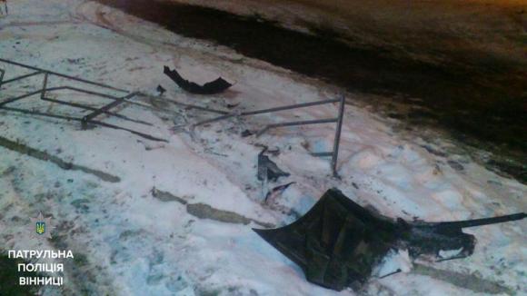 На Скалецького п’яна водійка на Peugeot врізалась в паркан. В авто було двоє дітей (ФОТО), фото №1 на сайті 20minut.ua