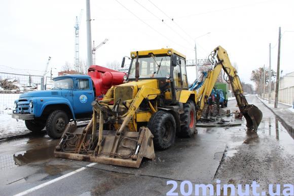 На Стрілецькій прорвало трубу. Через "потоп" призупинили рух транспорту, фото №2 на сайті 20minut.ua