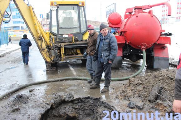 На Стрілецькій прорвало трубу. Через "потоп" призупинили рух транспорту, фото №4 на сайті 20minut.ua