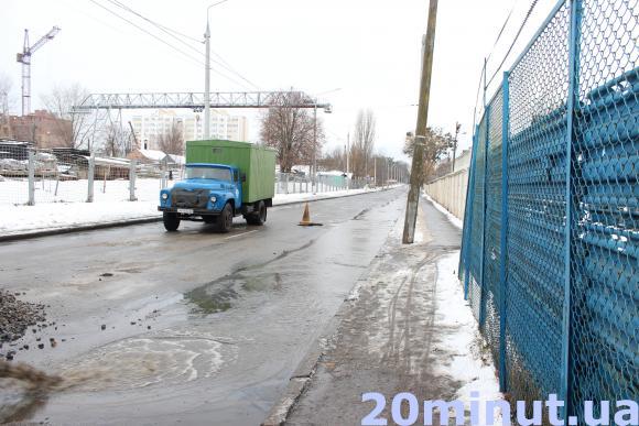 На Стрілецькій прорвало трубу. Через "потоп" призупинили рух транспорту, фото №7 на сайті 20minut.ua