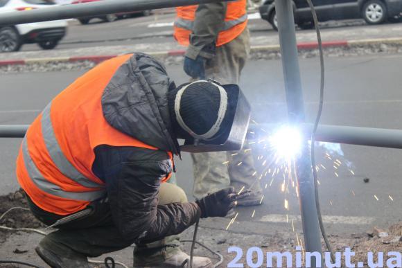 Небезпечну ділянку на Блока-Пирогова загороджують парканом. Тепер не перебігти, фото №1 на сайті 20minut.ua