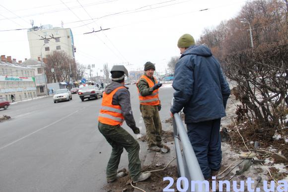 Небезпечну ділянку на Блока-Пирогова загороджують парканом. Тепер не перебігти, фото №2 на сайті 20minut.ua