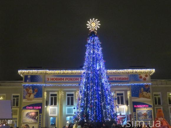Під спів гурту "Rock-H" хмельничани з дітьми пробивалися до гостини Миколая, фото №2 на сайті vsim.ua