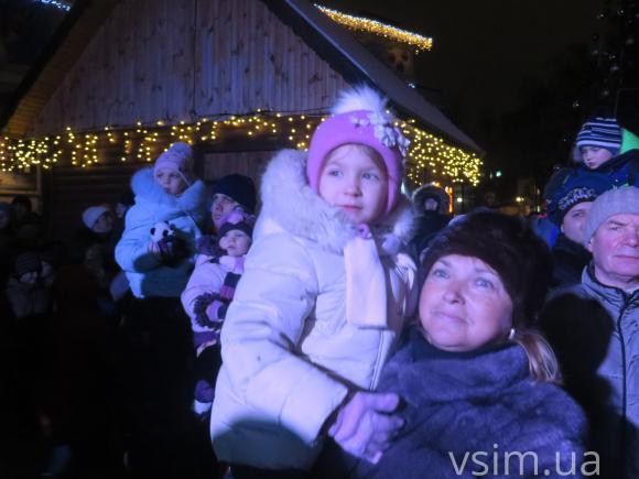 Під спів гурту "Rock-H" хмельничани з дітьми пробивалися до гостини Миколая, фото №3 на сайті vsim.ua