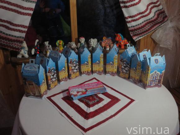 Під спів гурту "Rock-H" хмельничани з дітьми пробивалися до гостини Миколая, фото №6 на сайті vsim.ua