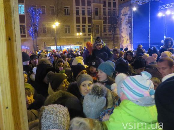 Під спів гурту "Rock-H" хмельничани з дітьми пробивалися до гостини Миколая, фото №7 на сайті vsim.ua