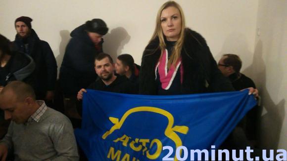 Під судом у Хмельницькому, де слухатимуть справу прокурорів Антюка і Сідорова, півсотні активістів з плакатами, фото №1 на сайті 20minut.ua