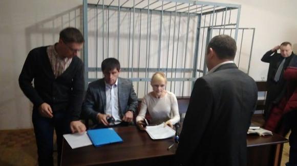Під судом у Хмельницькому, де слухатимуть справу прокурорів Антюка і Сідорова, півсотні активістів з плакатами, фото №2 на сайті 20minut.ua