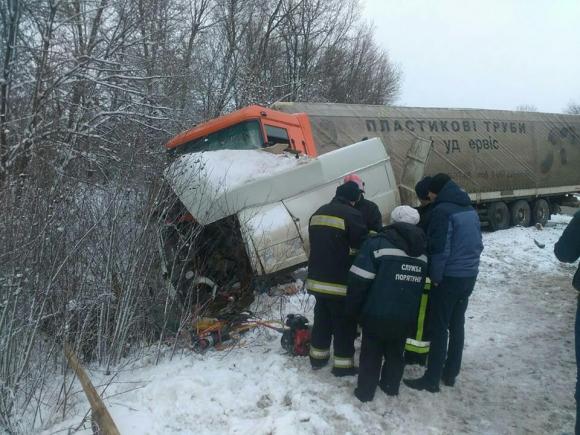 Смертельна аварія біля Хмельницького: фура протаранила мікроавтобус, фото №1 на сайті vsim.ua