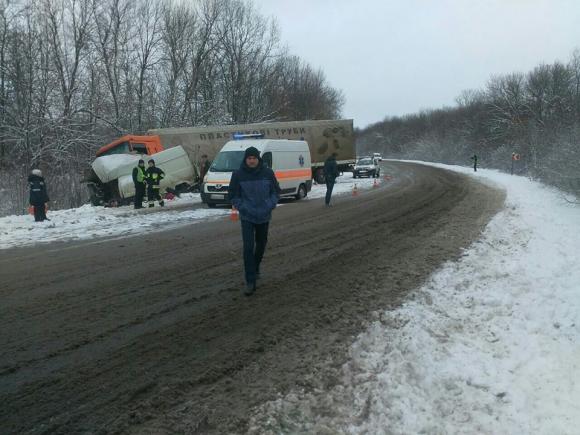 Смертельна аварія біля Хмельницького: фура протаранила мікроавтобус, фото №2 на сайті vsim.ua