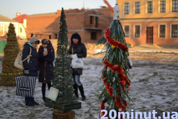Солома, диски, дитячі малюнки. З яких матеріалів готувати у Кам’янці новорічні еко-ялинки? (ФОТОРЕПОРТАЖ), фото №1 на сайті 20minut.ua