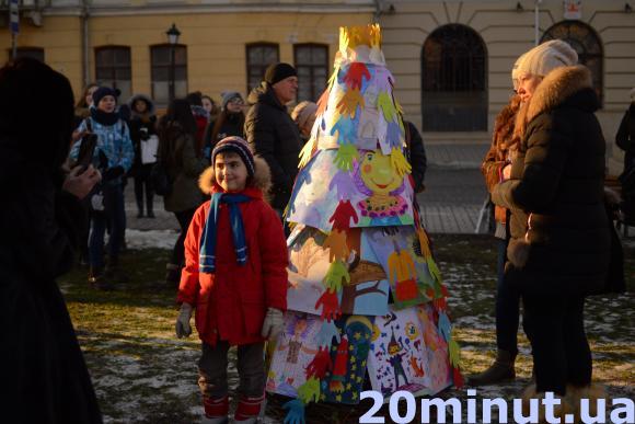 Солома, диски, дитячі малюнки. З яких матеріалів готувати у Кам’янці новорічні еко-ялинки? (ФОТОРЕПОРТАЖ), фото №16 на сайті 20minut.ua